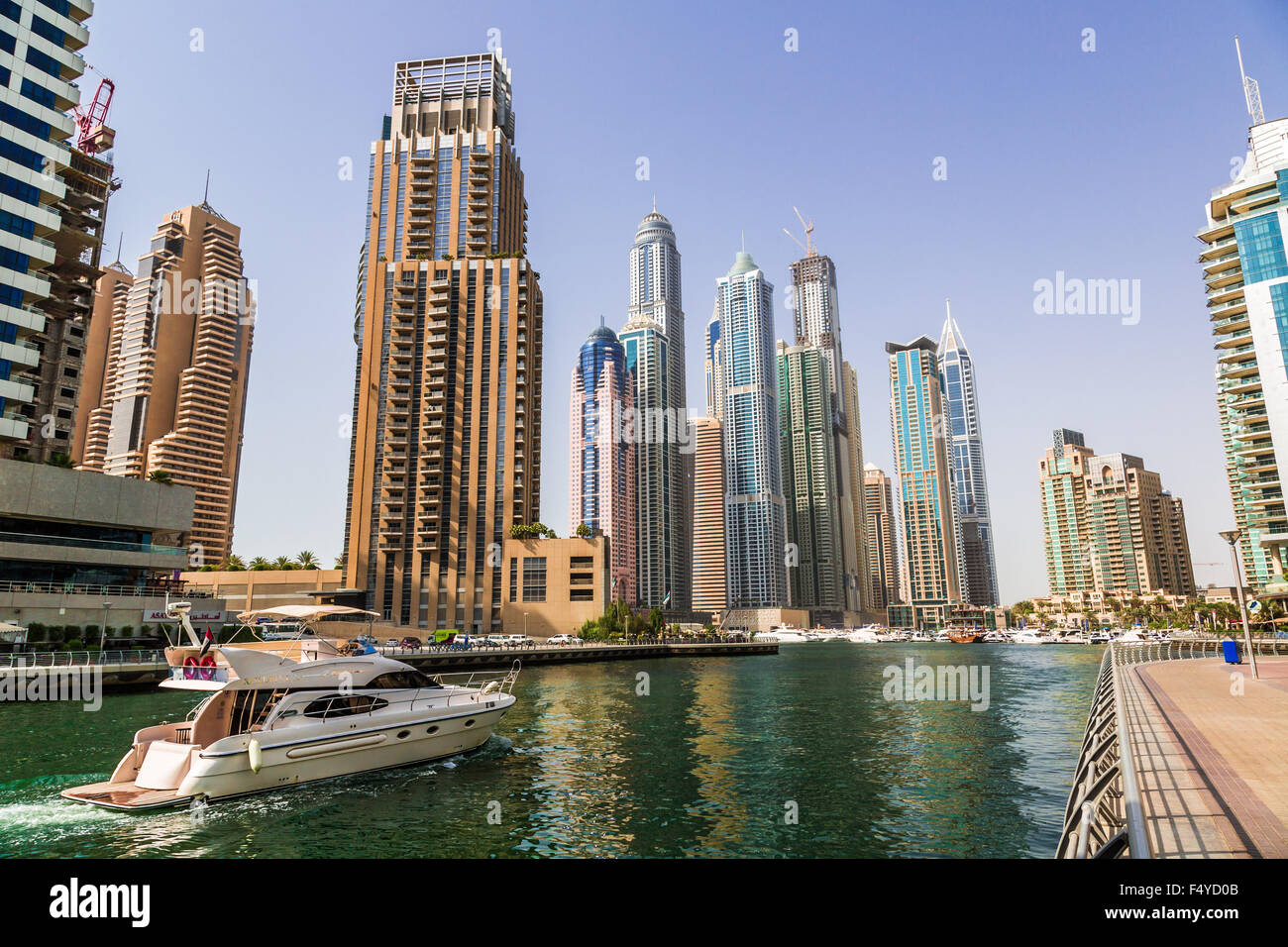 DUBAI, Vereinigte Arabische Emirate - 13 NOVEMBER: Moderne Gebäude in Dubai Marina, Dubai, Vereinigte Arabische Emirate. In der Stadt der künstlichen Kanal Länge von 3 km Stockfoto