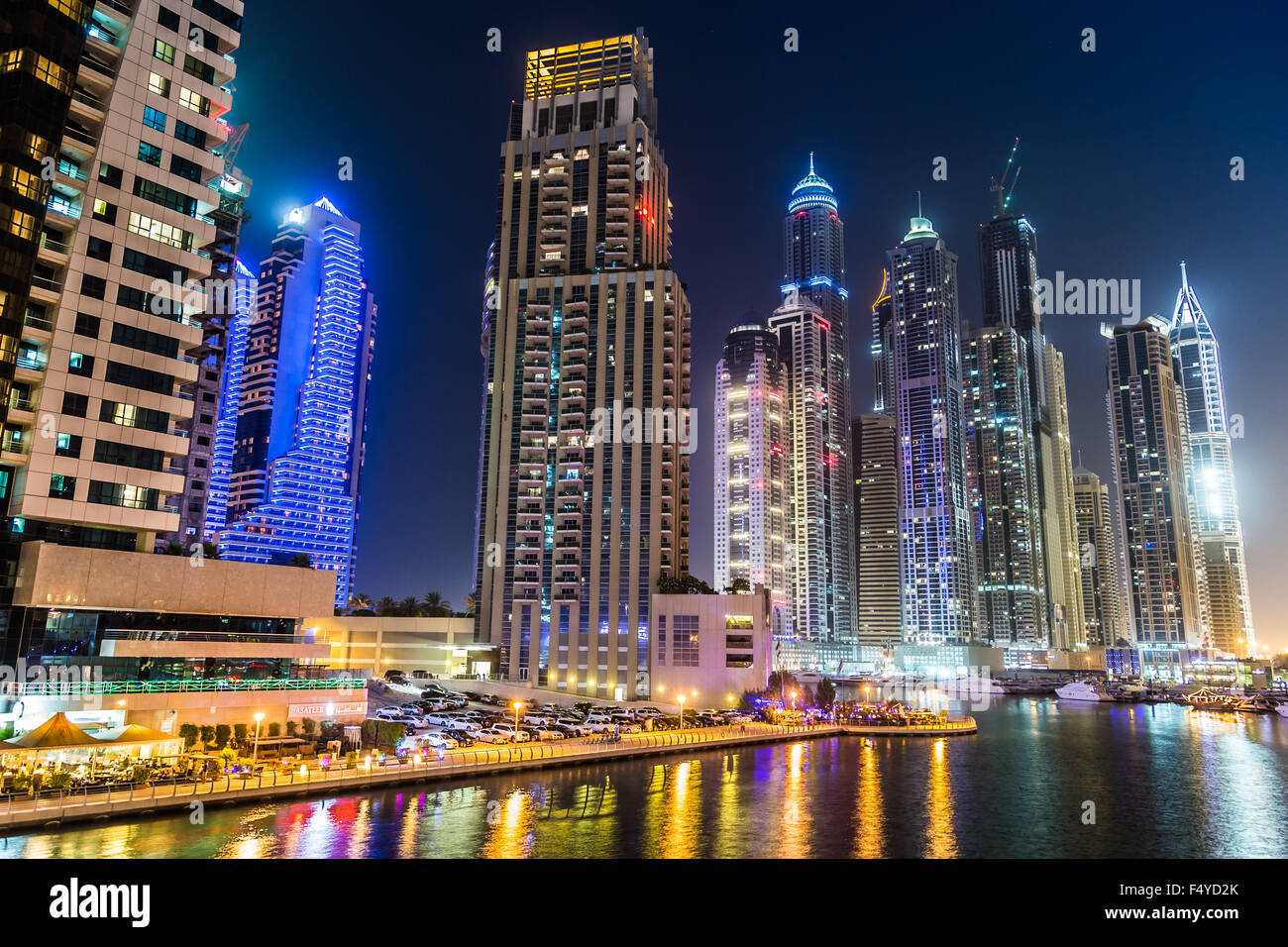 DUBAI, Vereinigte Arabische Emirate - 13 NOVEMBER: Dubai downtown Nachtszene mit Citylights, Luxus neue High-Tech-Stadt im Nahen Osten. Dubai Marina ci Stockfoto