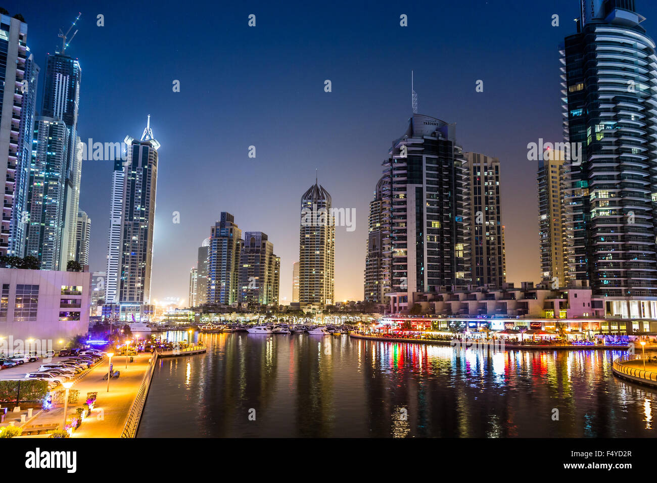 DUBAI, Vereinigte Arabische Emirate - 13 NOVEMBER: Dubai downtown Nachtszene mit Citylights, Luxus neue High-Tech-Stadt im Nahen Osten. Dubai Marina ci Stockfoto