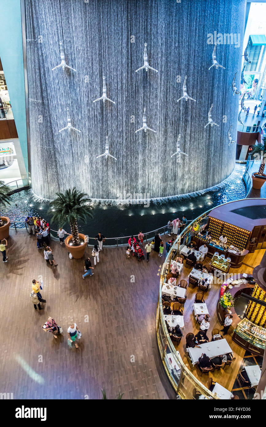 DUBAI, Vereinigte Arabische Emirate - 1. Oktober: Wasserfall in der Dubai Mall - weltweit größte Einkaufszentrum basierend auf Gesamtfläche und sechstgrößte von Brutto l Stockfoto