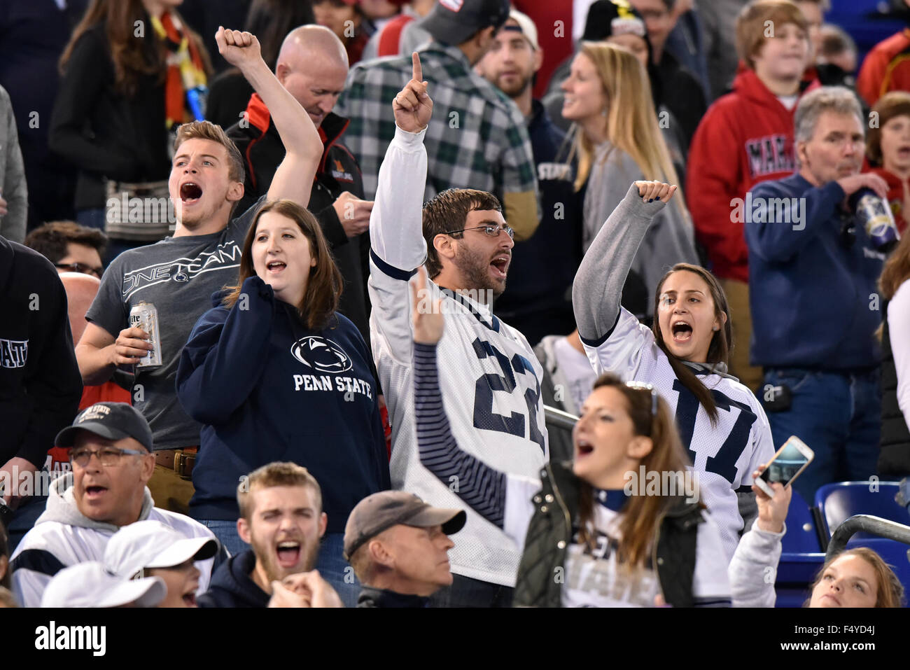 Baltimore, Maryland, USA. 24. Oktober 2015. Penn Zustand-Fans feiern eine Punktzahl auf der Tribüne während der Konferenz Fußballspiel Big 10 M & T Bank Stadium in Baltimore, Maryland. Penn State gewann 31-30. © Ken Inness/ZUMA Draht/Alamy Live-Nachrichten Stockfoto