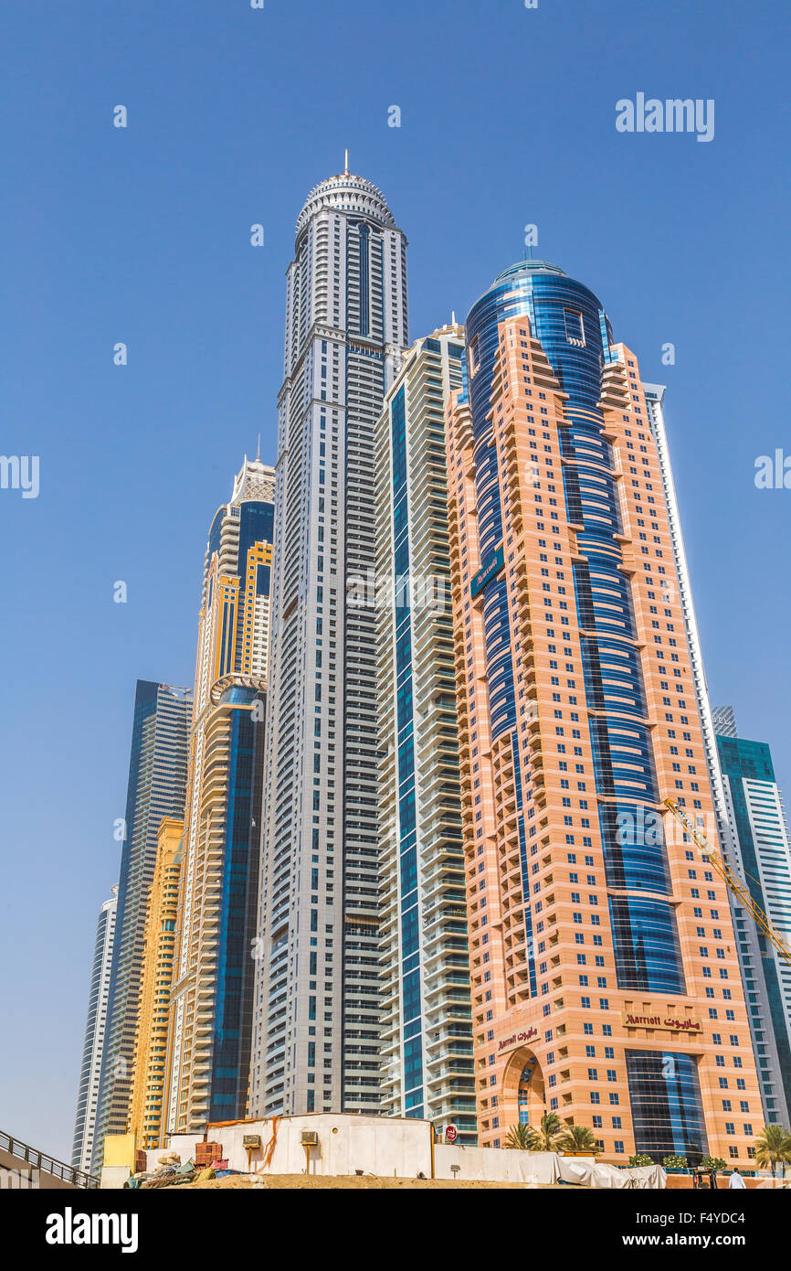 DUBAI, Vereinigte Arabische Emirate - 13 NOVEMBER: Moderne Gebäude in Dubai Marina, Dubai, Vereinigte Arabische Emirate. In der Stadt der künstlichen Kanal Länge von 3 km Stockfoto