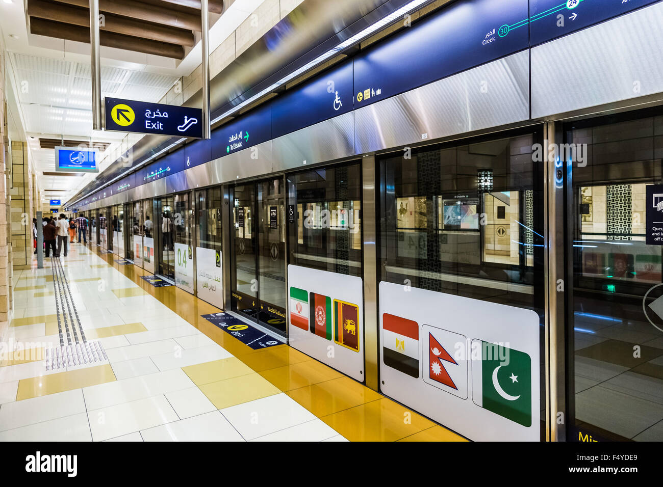 DUBAI - 13 NOVEMBER: Dubai Metro Terminal am 25. Dezember 2012 in Dubai, Vereinigte Arabische Emirate. Die Metro gehört zu den meisten effektiv Stockfoto