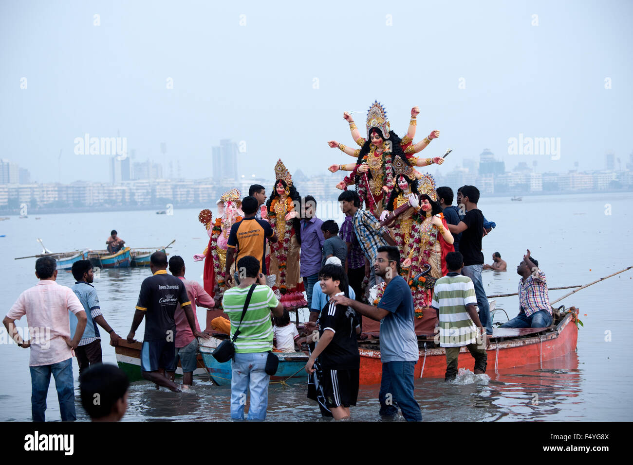 Das Bild der Durga Idol Immersion wurde in Mumbai Chowpatty, Indien aufgenommen. Stockfoto