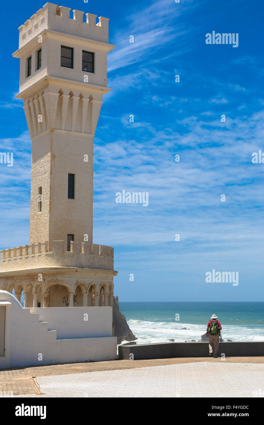 Männliche Touristen auf dem Weg zum hohen Turm auf Praia de Santa Helena Strand Silveira Portugal Stockfoto