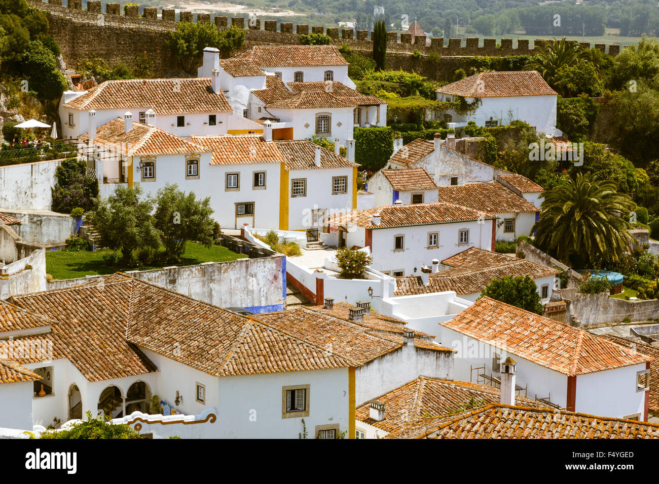 Blick über den gekachelten Dächern an den Wänden der mittelalterlichen Stadtmauer von Bidos Portugal Stockfoto