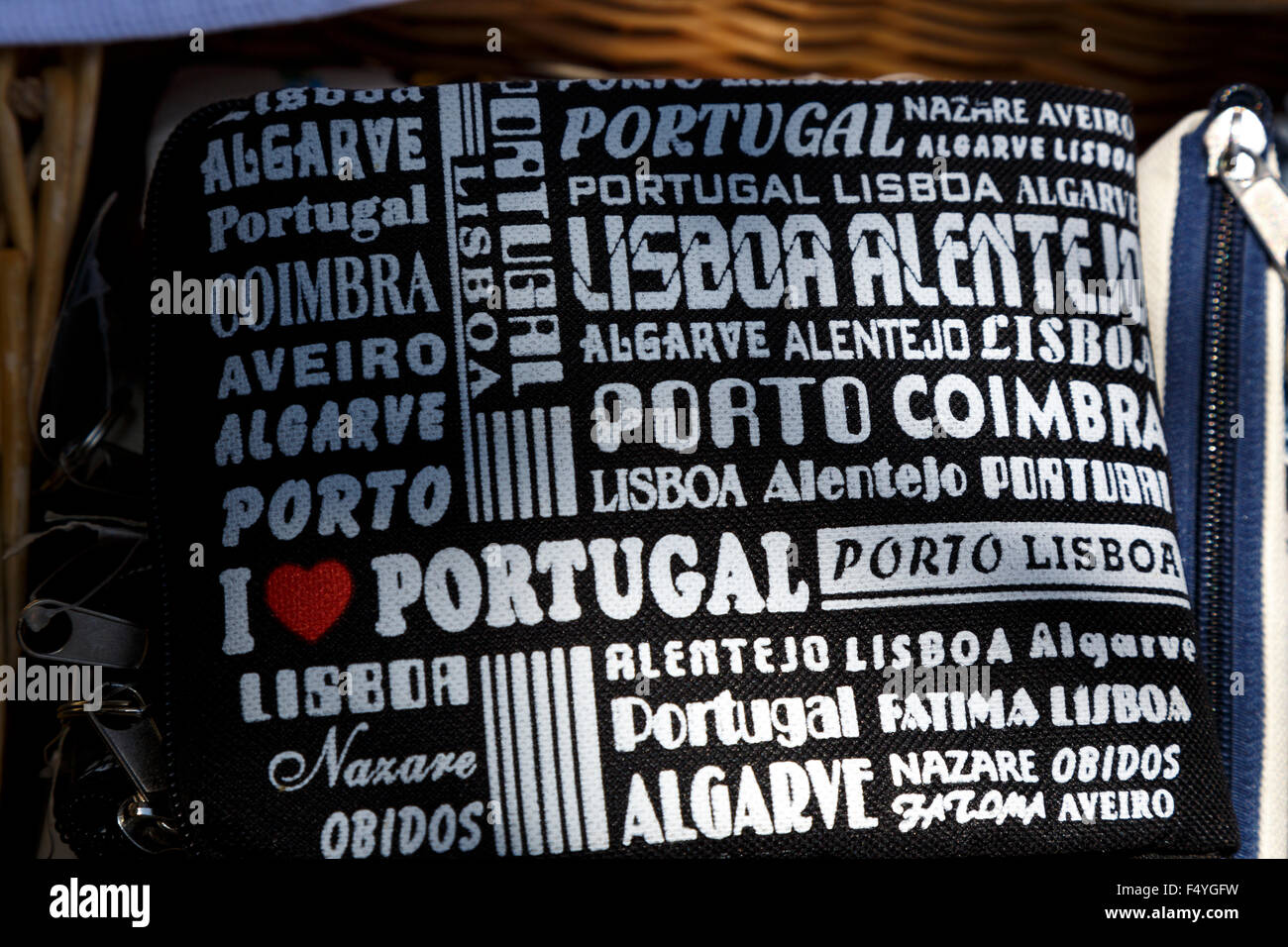 Schwarze Umhängetasche mit weiß gedruckt Buchstaben ich liebe Portugal und die Namen der Städte in Portugal Stockfoto