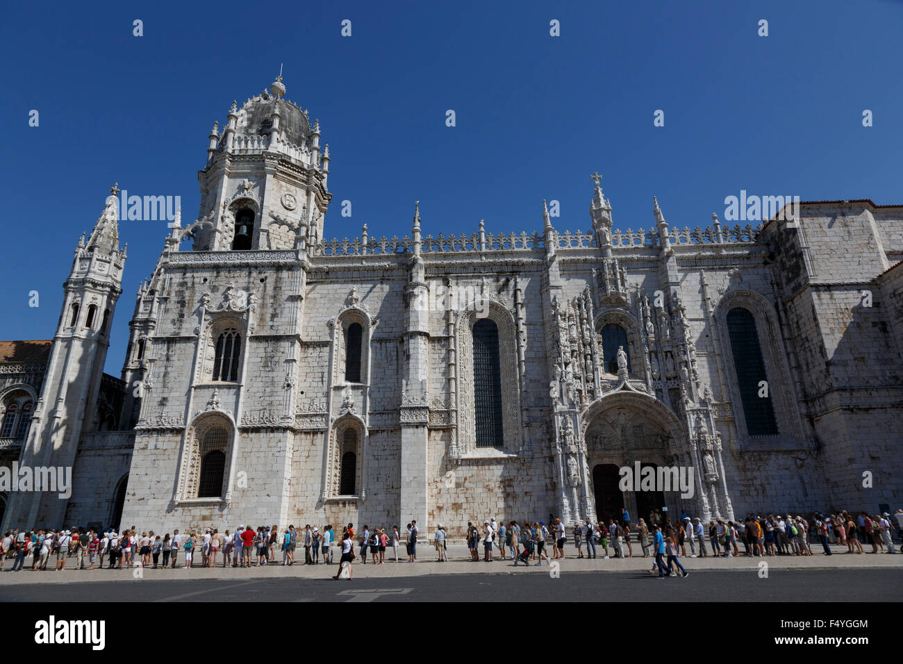 Touristen, die sich in der Linie der Gemeinsame Beschäftigungsbericht nimos Kloster und Kirche Santa Maria von Belem - Lissabon Portugal zu besuchen Stockfoto
