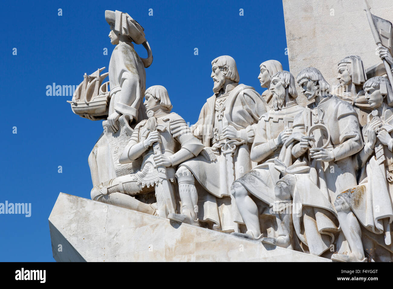 Eine Nahaufnahme der frühen Seefahrer auf dem Denkmal der Entdeckungen (Padro dos Descobrimentos) gegen einen klaren blauen Himmel Lissabon Portugal Stockfoto