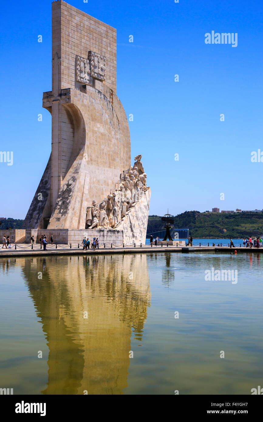 Denkmal der Entdeckungen (Padrao dos Descobrimentos) gegen einen klaren, blauen Himmel und ein Spiegelbild im Wasser Lissabon Portugal Stockfoto
