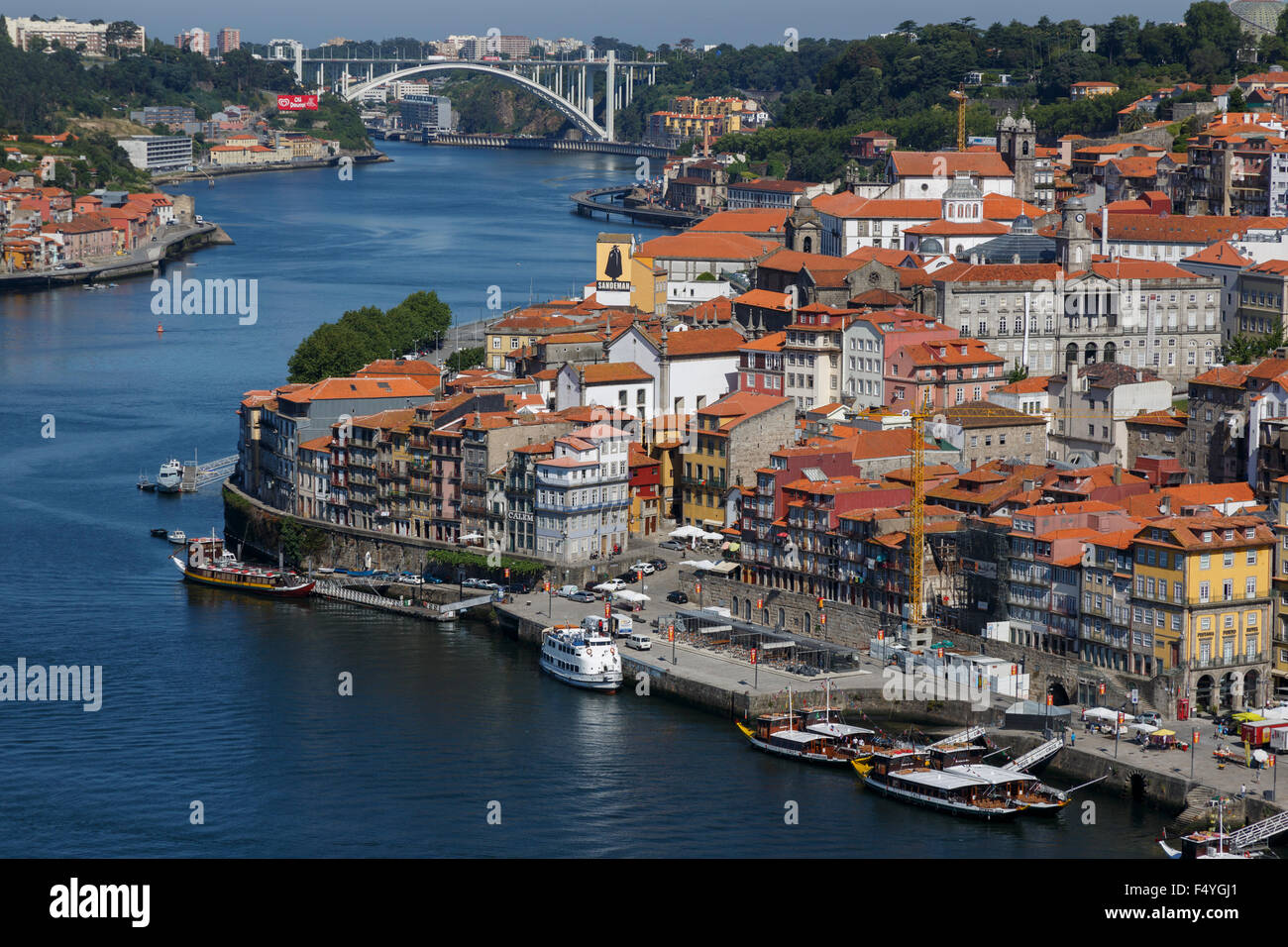 Blick über Porto entlang des Flusses Douro auf der Arrabida Brücke Portugal Stockfoto