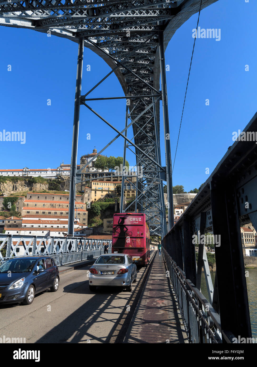Straßenverkehr der Überquerung der Doppel-decked Ponte Luis 1 Brücke und die Light Rail trestle Overhead. Stockfoto