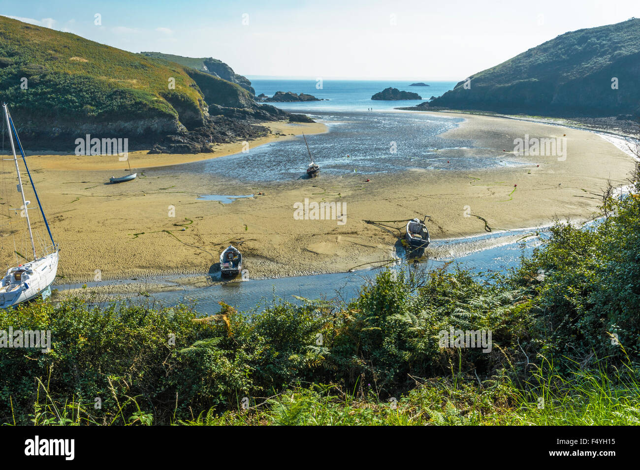 Solva bei Ebbe, einem natürlichen, geschützten Hafen. Stockfoto