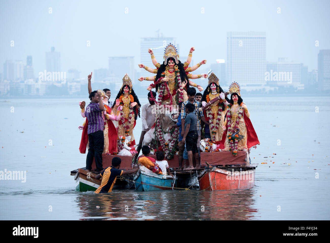 Das Bild der Durga Idol Immersion wurde in Mumbai Chowpatty, Indien aufgenommen. Stockfoto