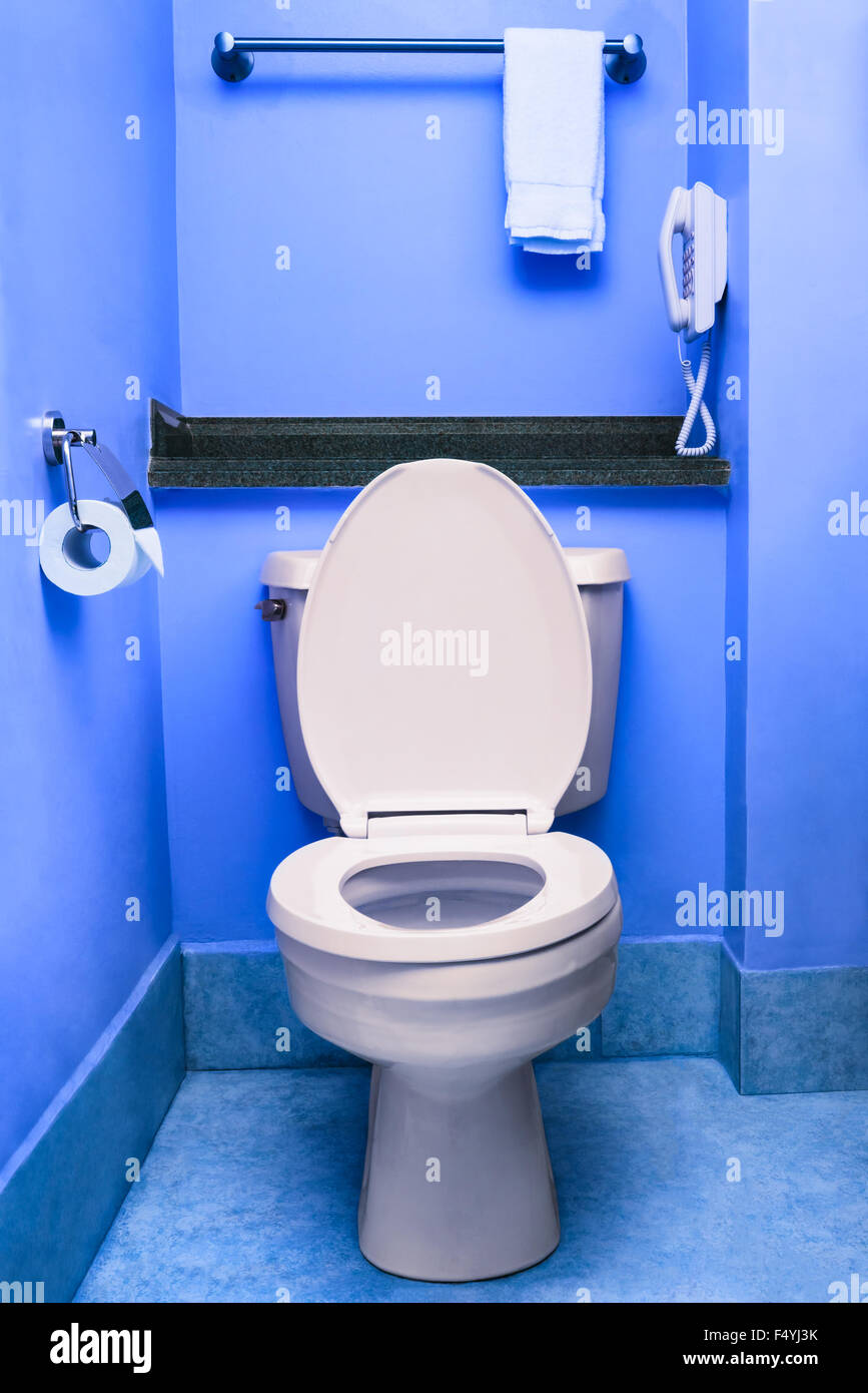 Saubere Toilette Sitz Schale blaue Toilette wc innen Waschraum hotel Stockfoto