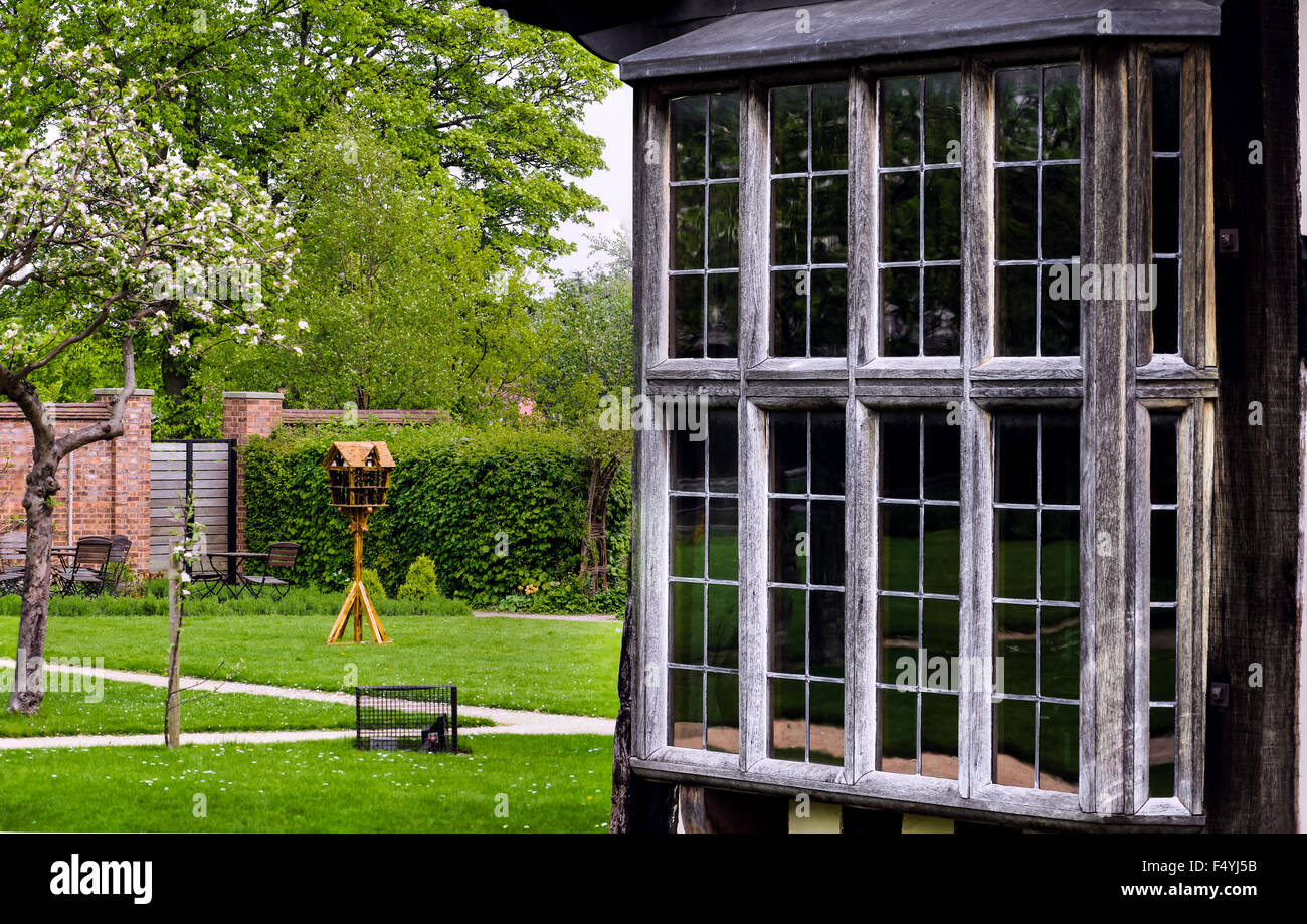 Tudor Haus außen Detail erbaut 1590 ausführlich über Fenster und Garten im freien Blakesley Hall closeup Stockfoto