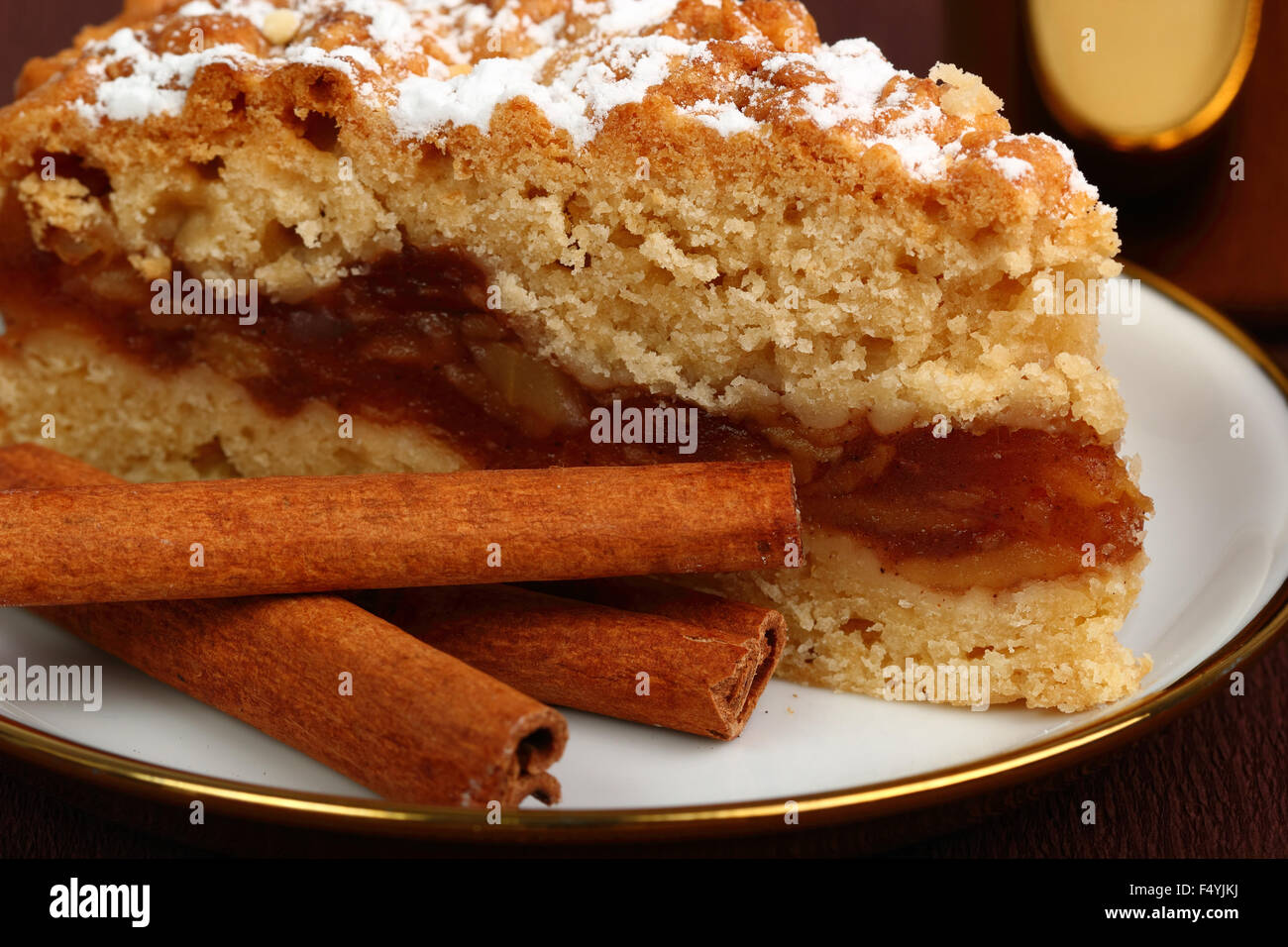 Apfelkuchen mit Zimt. Zwei Kruste Apfelkuchen mit Mürbeteig gemacht. Stockfoto