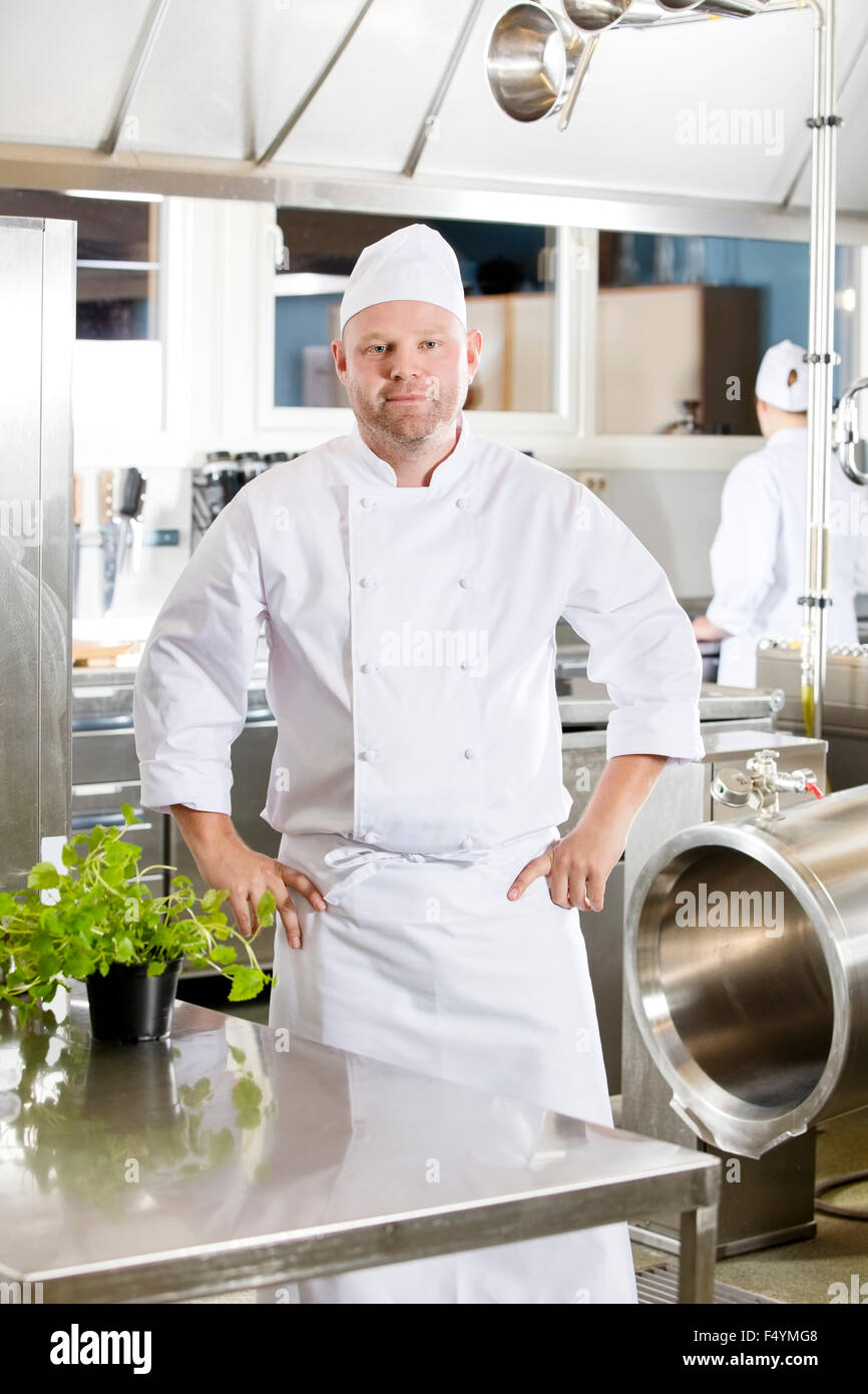 Profi-Koch steht in großen Küche Stockfoto