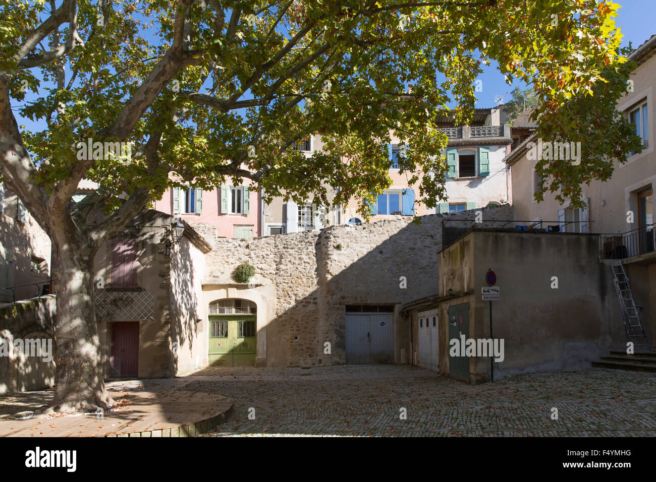 Kleiner Platz Vor Einer Häuserzeile, Dorfansicht von Cucuron, Vaucluse, Provence-Alpes-Côte d ' Azur, Frankreich Stockfoto