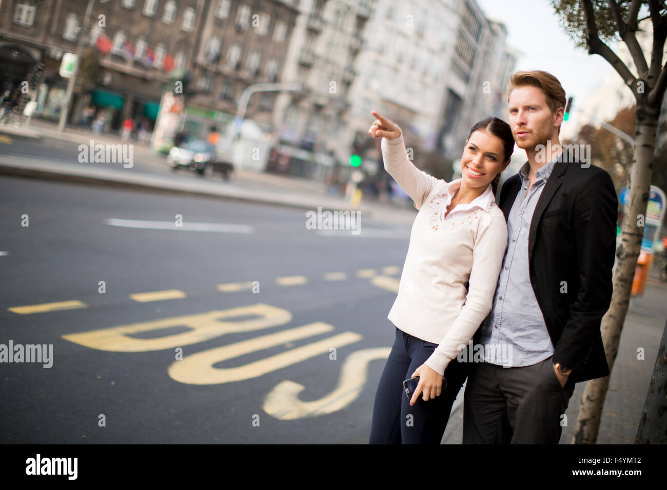 Junge Menschen warten Bus auf der Straße Stockfotografie - Alamy