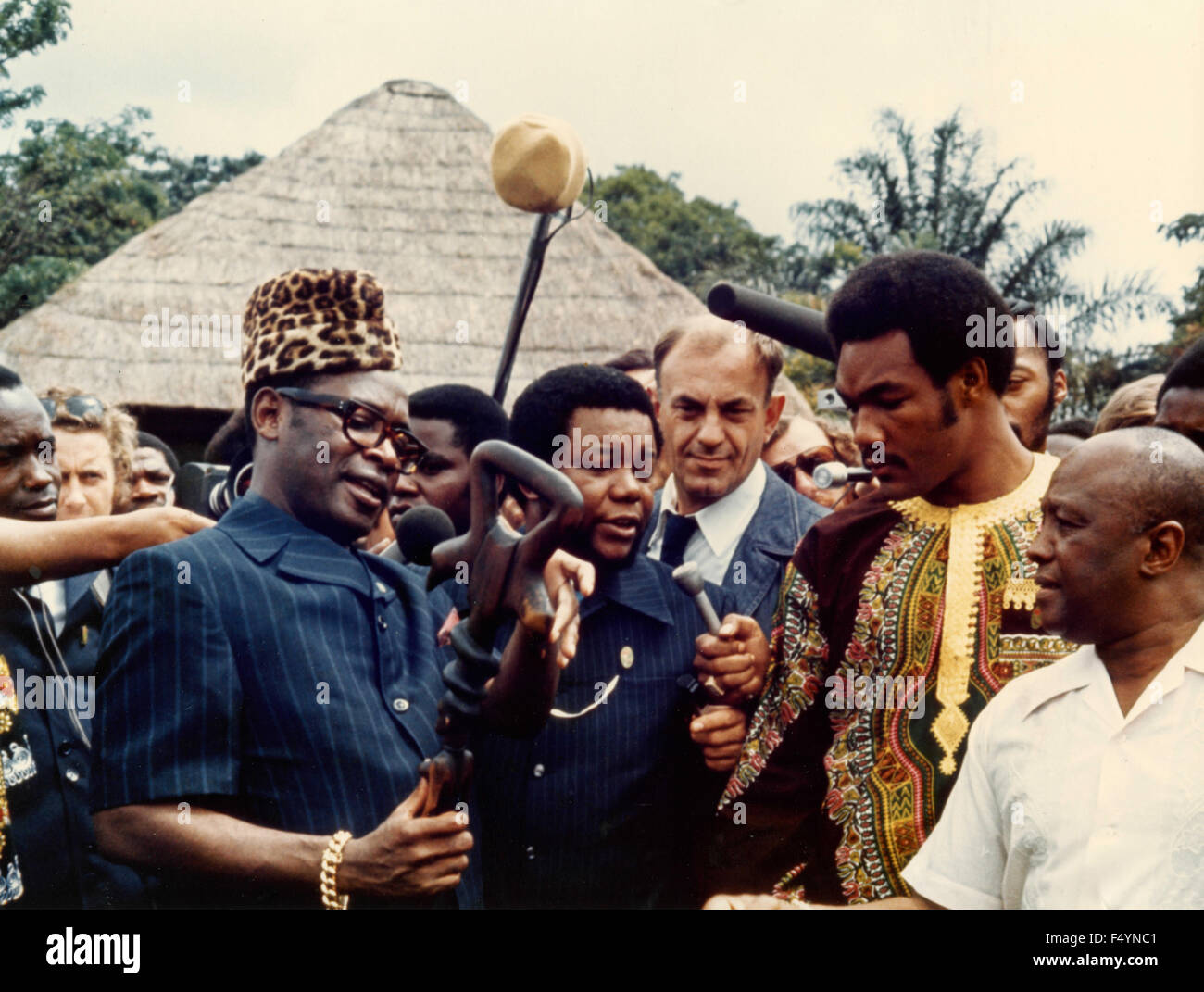 Der Boxer George Foreman mit Präsident Mobutu Sese Seko von Zaire, Kinshasa, Zaire Stockfoto