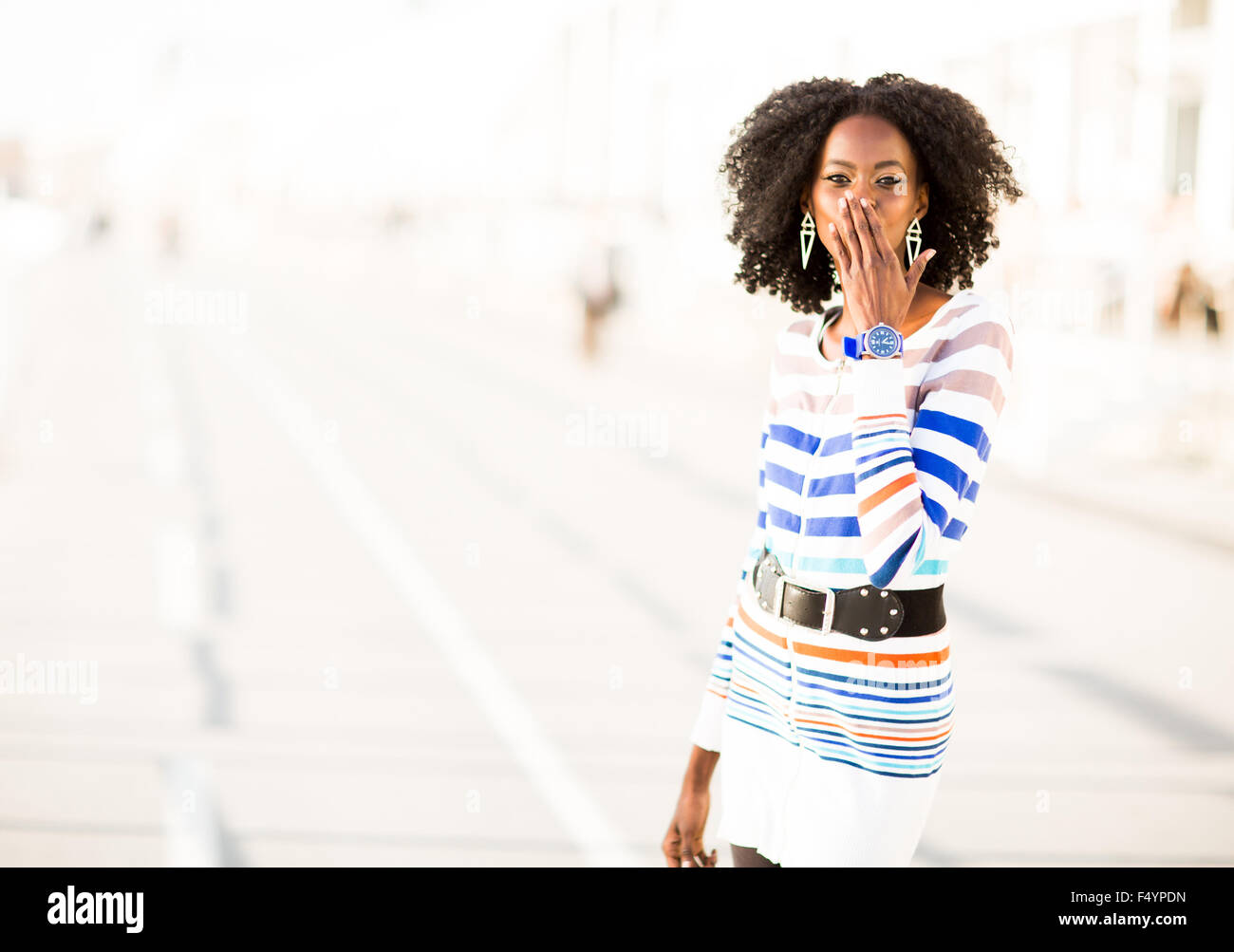 Junge schwarze Frau auf der Straße Stockfoto