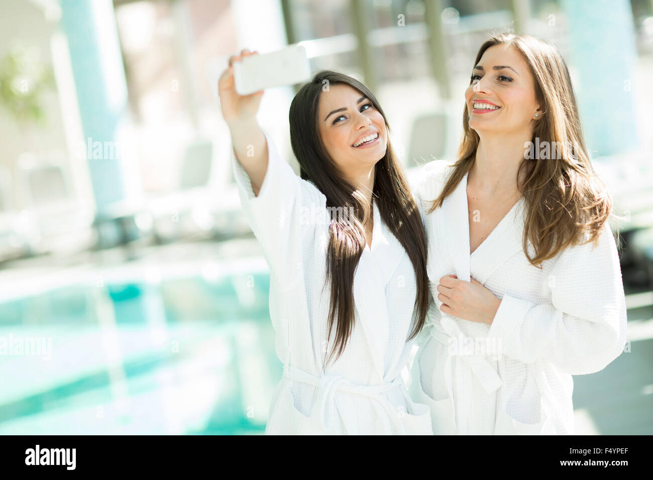 Junge Frauen, die die Selfie mit Handy im Spa-center Stockfoto