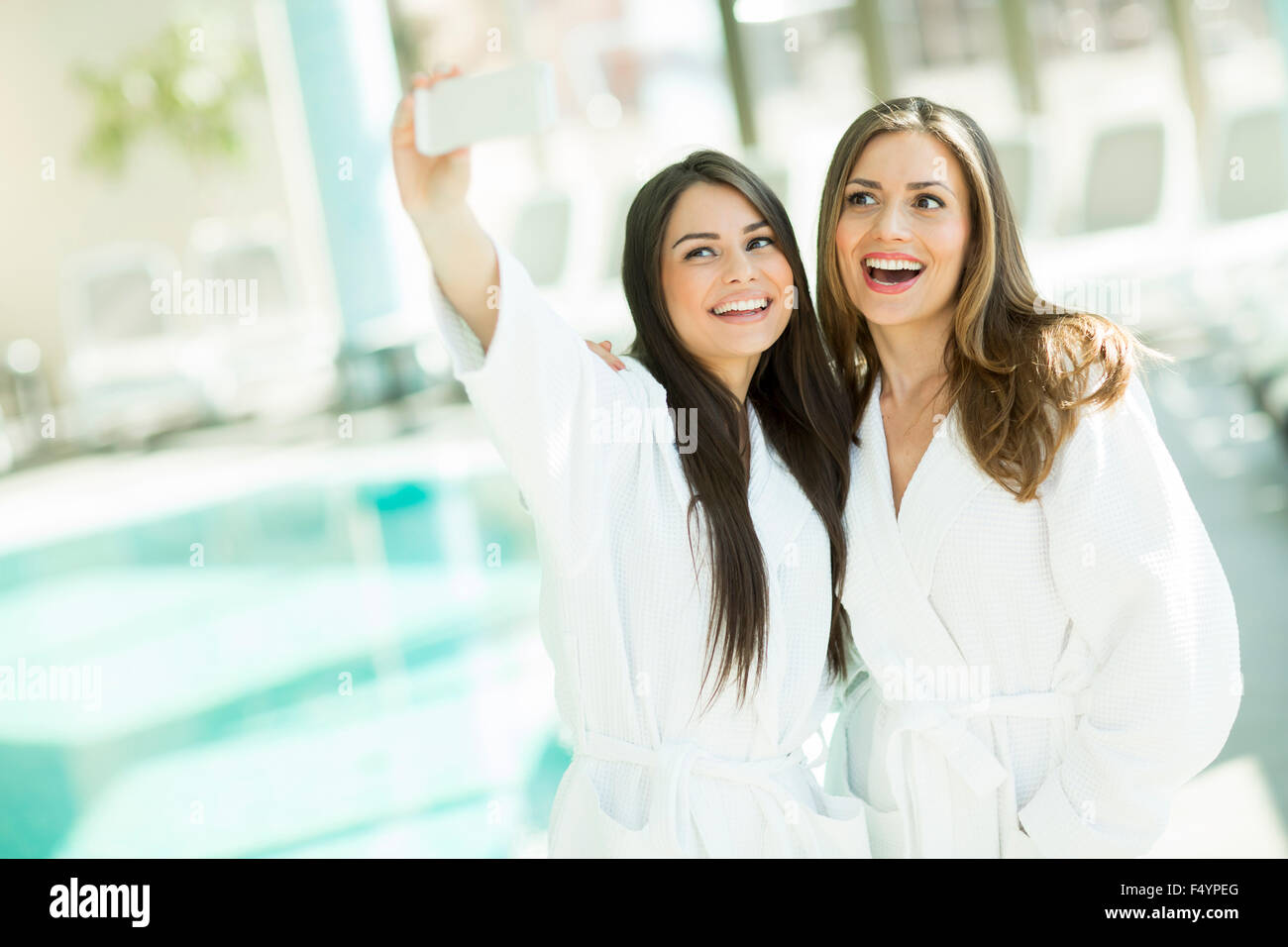 Junge Frauen, die die Selfie mit Handy im Spa-center Stockfoto