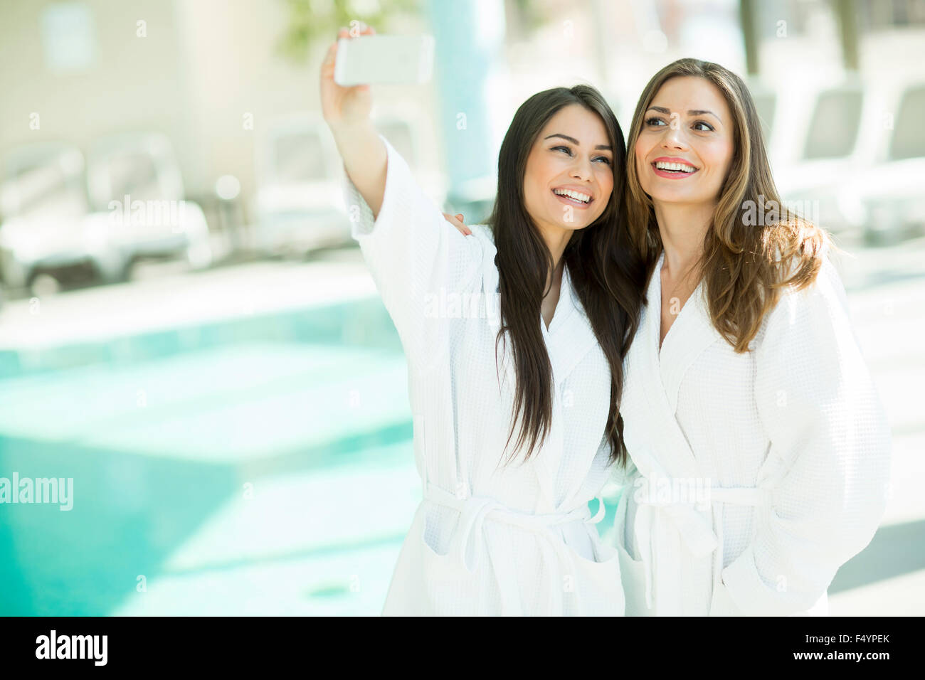 Junge Frauen, die die Selfie mit Handy im Spa-center Stockfoto