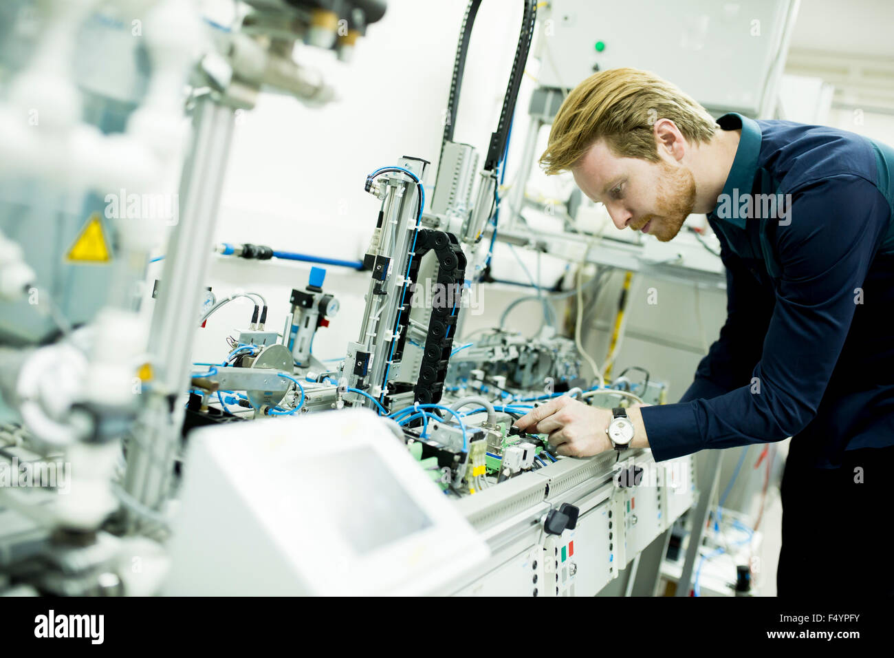 Ingenieur in der Fabrik Stockfoto