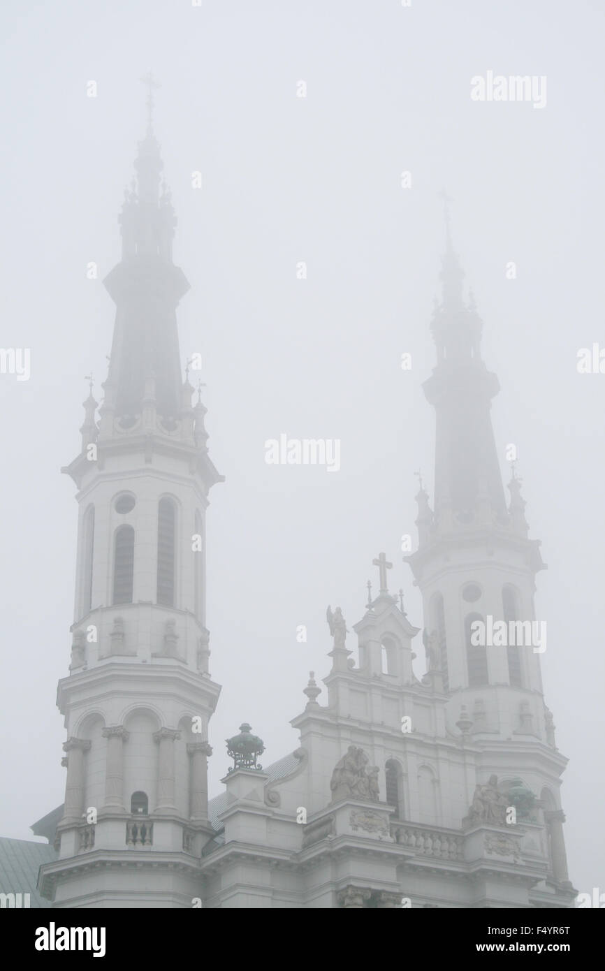 Glockentürme der Kirche des Heiligsten Erlösers in Warschau, Polen, bekränzt im Nebel Stockfoto