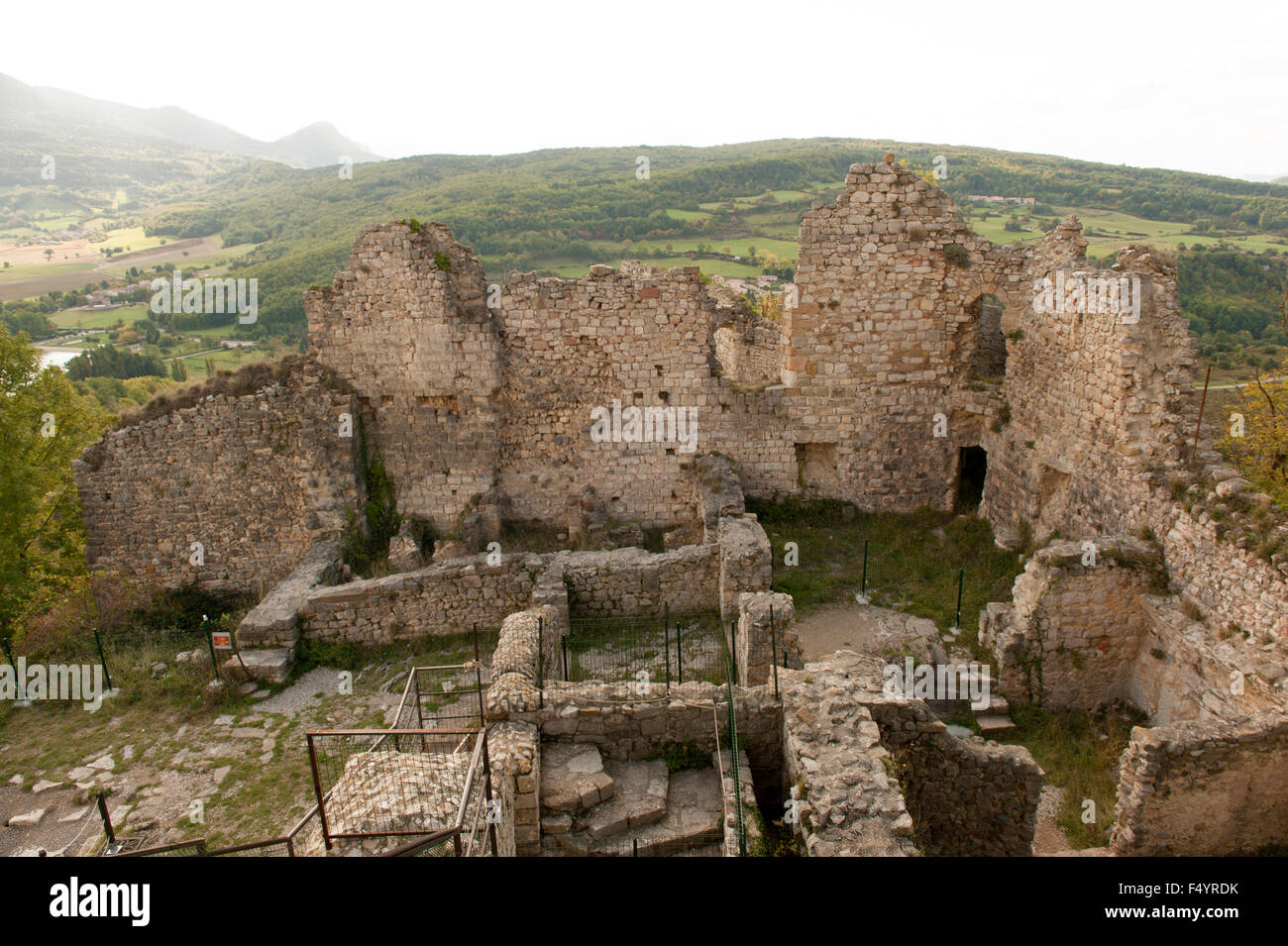 Château Puivert, eine beeindruckende Burg der Katharer in Aude, Languedoc, Frankreich Stockfoto