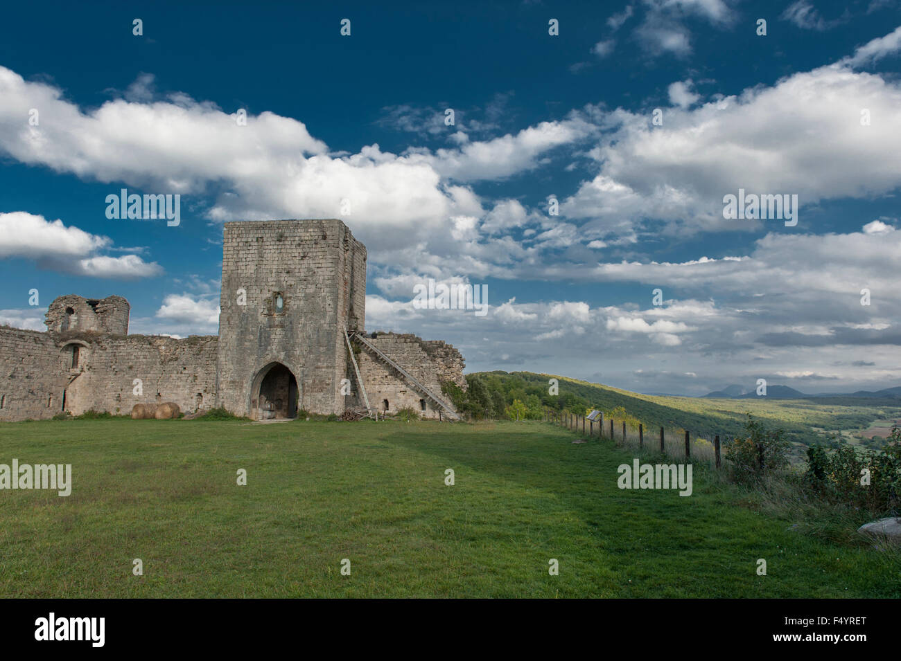 Château Puivert, eine beeindruckende Burg der Katharer in Aude, Languedoc, Frankreich Stockfoto