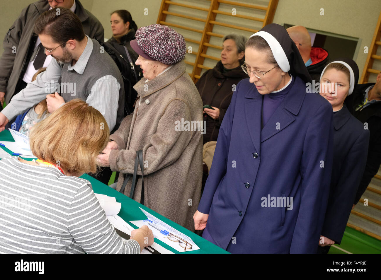 Warschau, Polen - Sonntag, 25. Oktober 2015 - Wahlen - Wähler besuchen eine Abstimmung Wahllokal in einer Schule in der Altstadt von Warschau.  Das Foto zeigt Anwohner einschließlich der Nonnen, die Schlange, um zu stimmen. Stockfoto