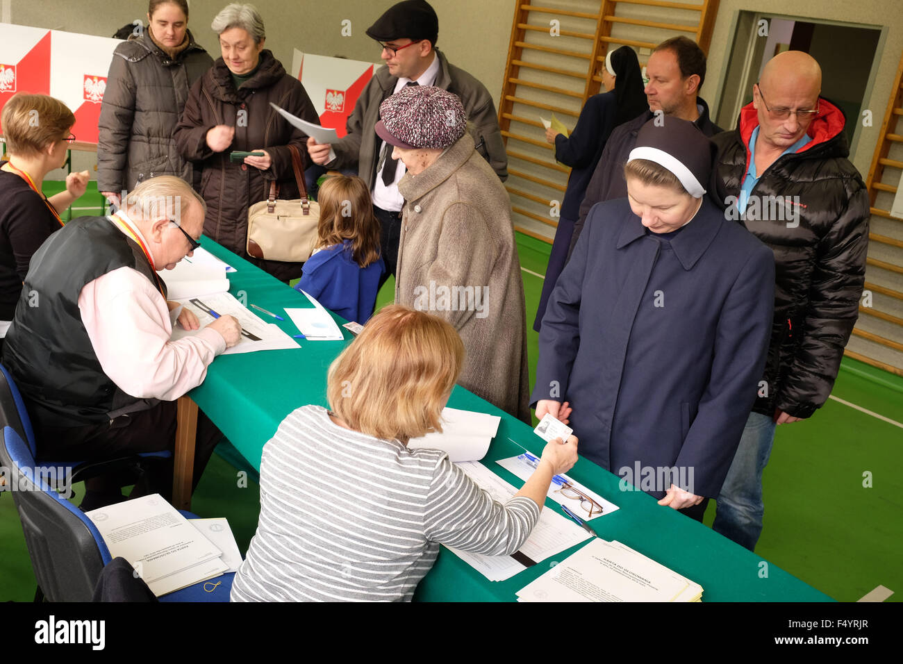 Warschau, Polen - Sonntag, 25. Oktober 2015 - Parlamentswahlen Wähler besuchen eine Abstimmung Wahllokal in einer Schule in der Altstadt von Warschau. Das Foto zeigt Anwohner einschließlich Nonnen Ankunft um 10:00 zu stimmen. Stockfoto