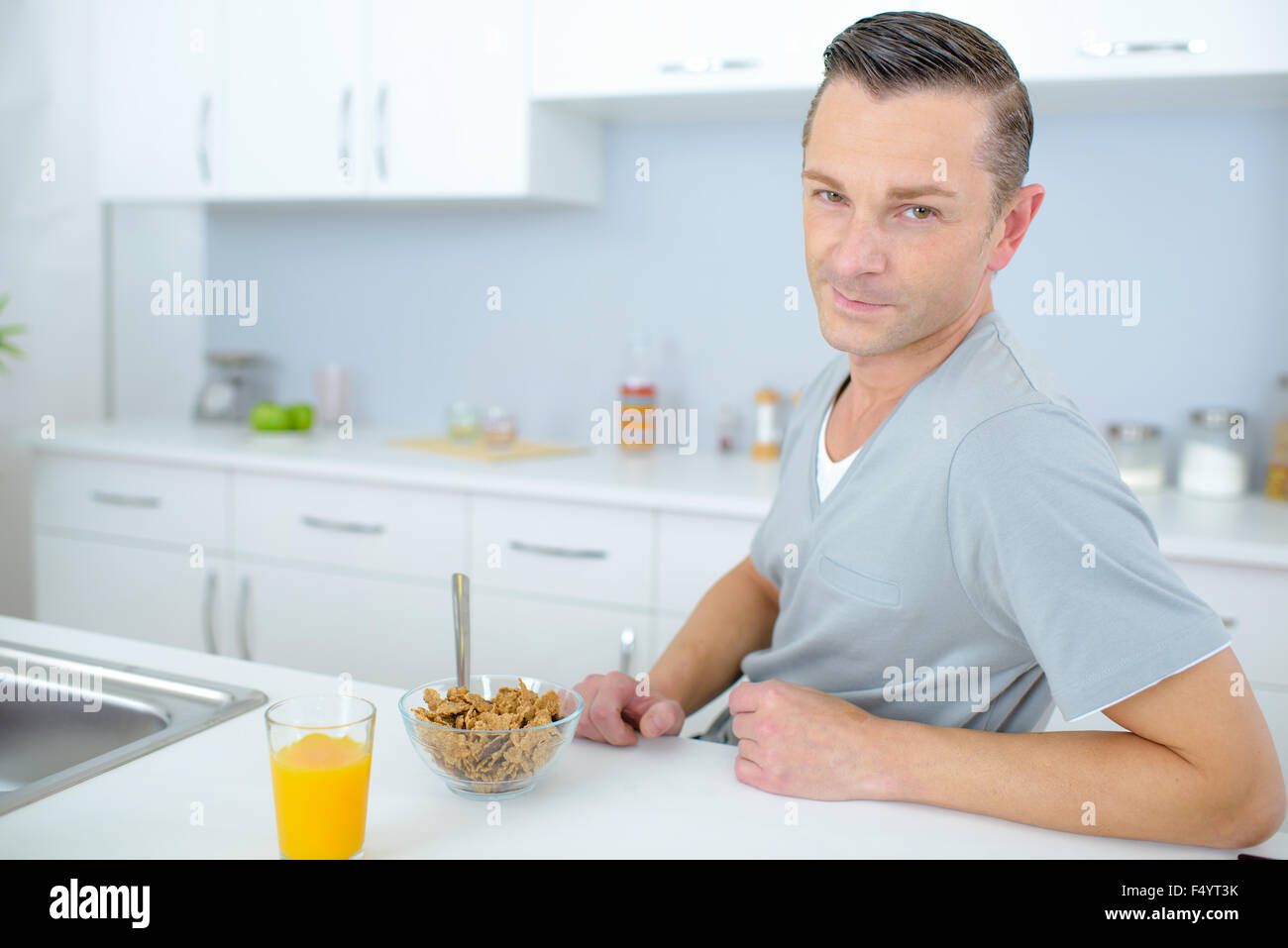 Mann mit Frühstück in der Küche Stockfoto