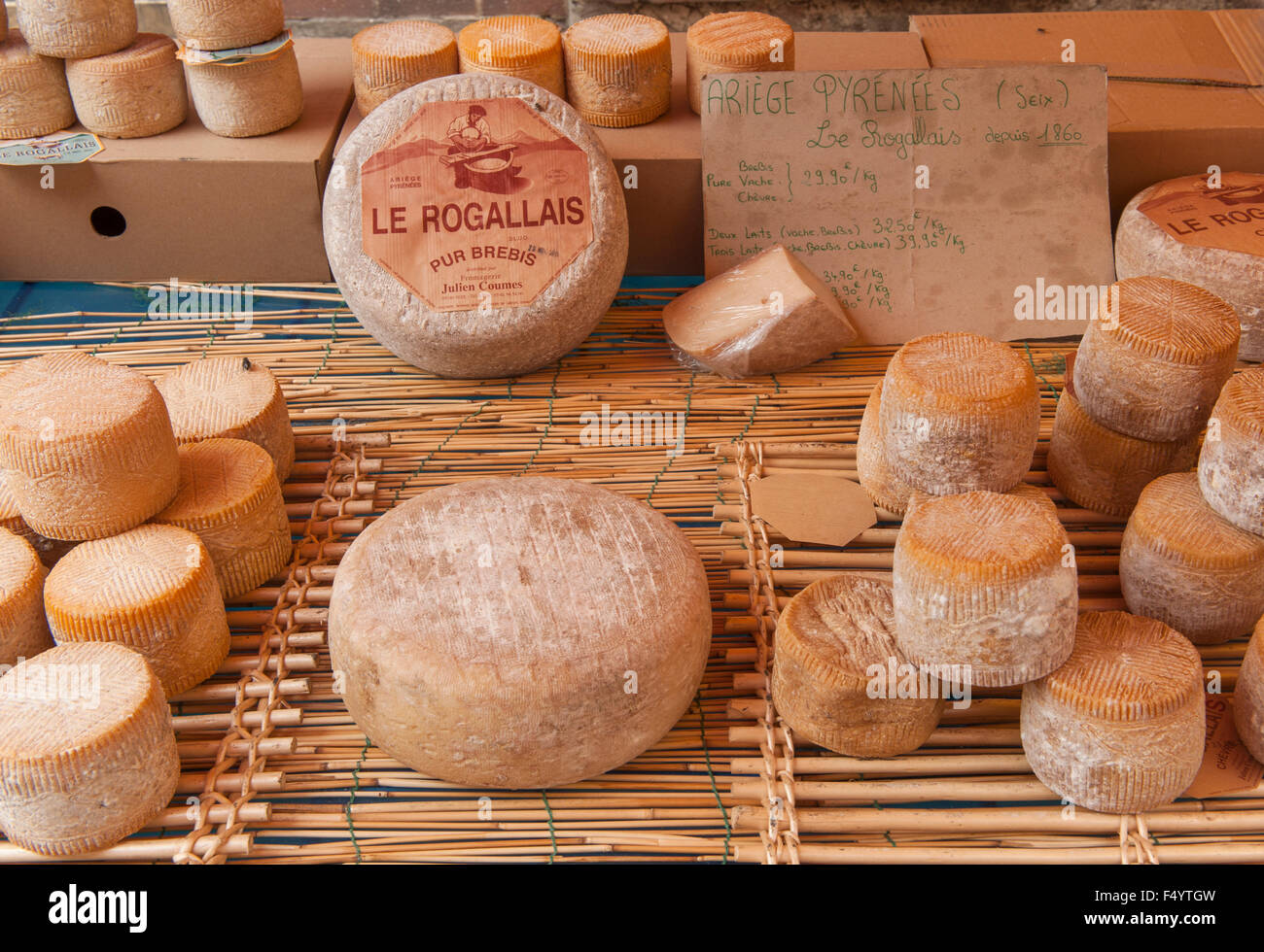 Le Rogallais ist ein semi-weichen Käse aus Kuh- oder Ziegenmilch Milch in der französischen Pyrenäen Stockfoto