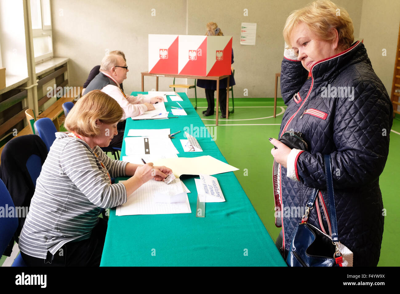 Warschau, Polen - Sonntag, 25. Oktober 2015 - Parlamentswahlen nationalen Parlamentswahlen - Wähler besuchen ein Wahl-Wahllokal in einer Schule in der Altstadt von Warschau.  Das Foto zeigt den Anwohnern registriert haben und ihre Stimme abzugeben. Stockfoto