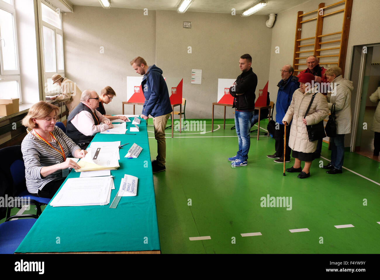 Warschau, Polen - Sonntag, 25. Oktober 2015 - Parlamentswahlen nationalen Parlamentswahlen - Wähler besuchen ein Wahl-Wahllokal in einer Schule in der Altstadt von Warschau. Das Foto zeigt Anwohner Registrierung abstimmen. Stockfoto