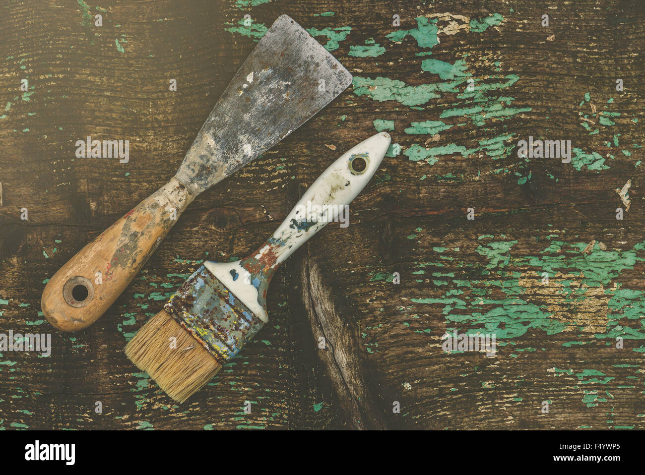 Alten Pinsel und Spachtel auf rustikalem Holzbrett, Retro-getönten mit leeren Textfreiraum Stockfoto