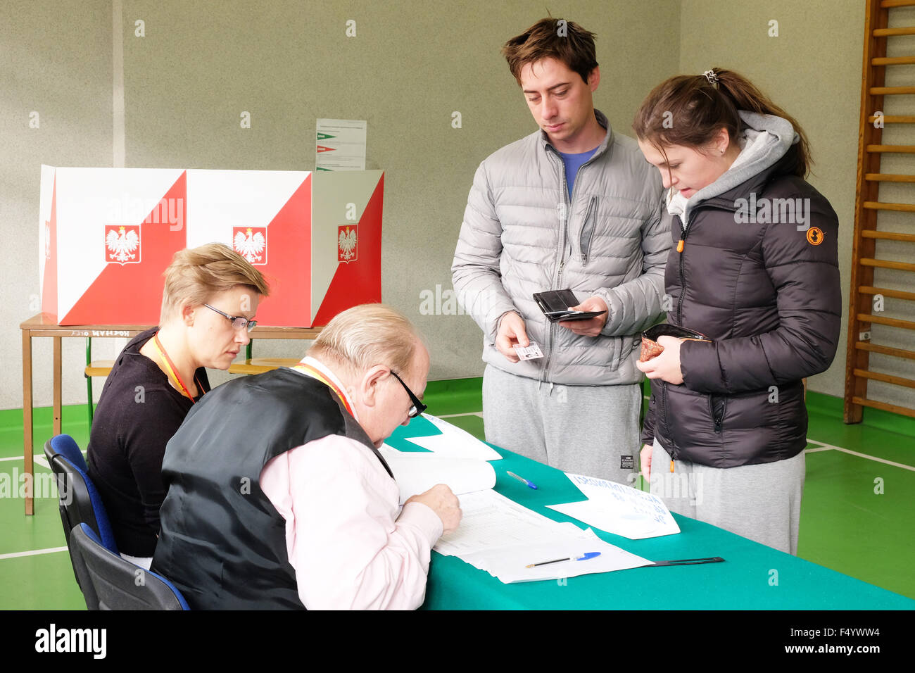 Warschau, Polen - Sonntag, 25. Oktober 2015 - nationalen Parlamentswahlen - Wähler besuchen ein Wahl-Wahllokal in einer Schule in der Altstadt von Warschau. Stockfoto