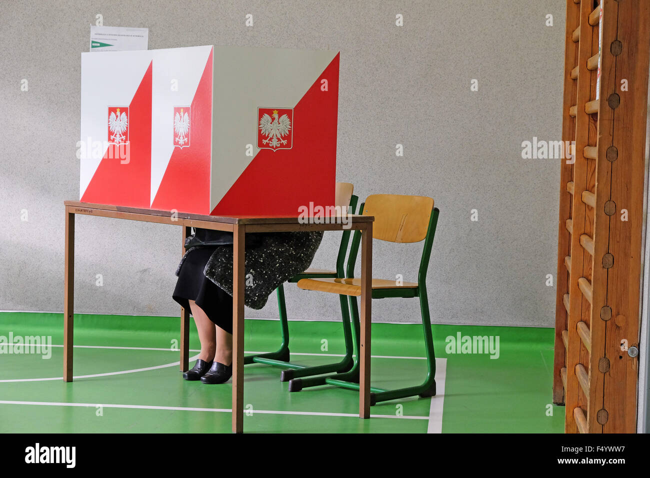 Warschau, Polen - Sonntag, 25. Oktober 2015 - nationalen Parlamentswahlen - Wähler besuchen ein Wahl-Wahllokal in einer Schule in der Altstadt von Warschau. Das Foto zeigt eine ältere Anwohner abstimmen. Stockfoto