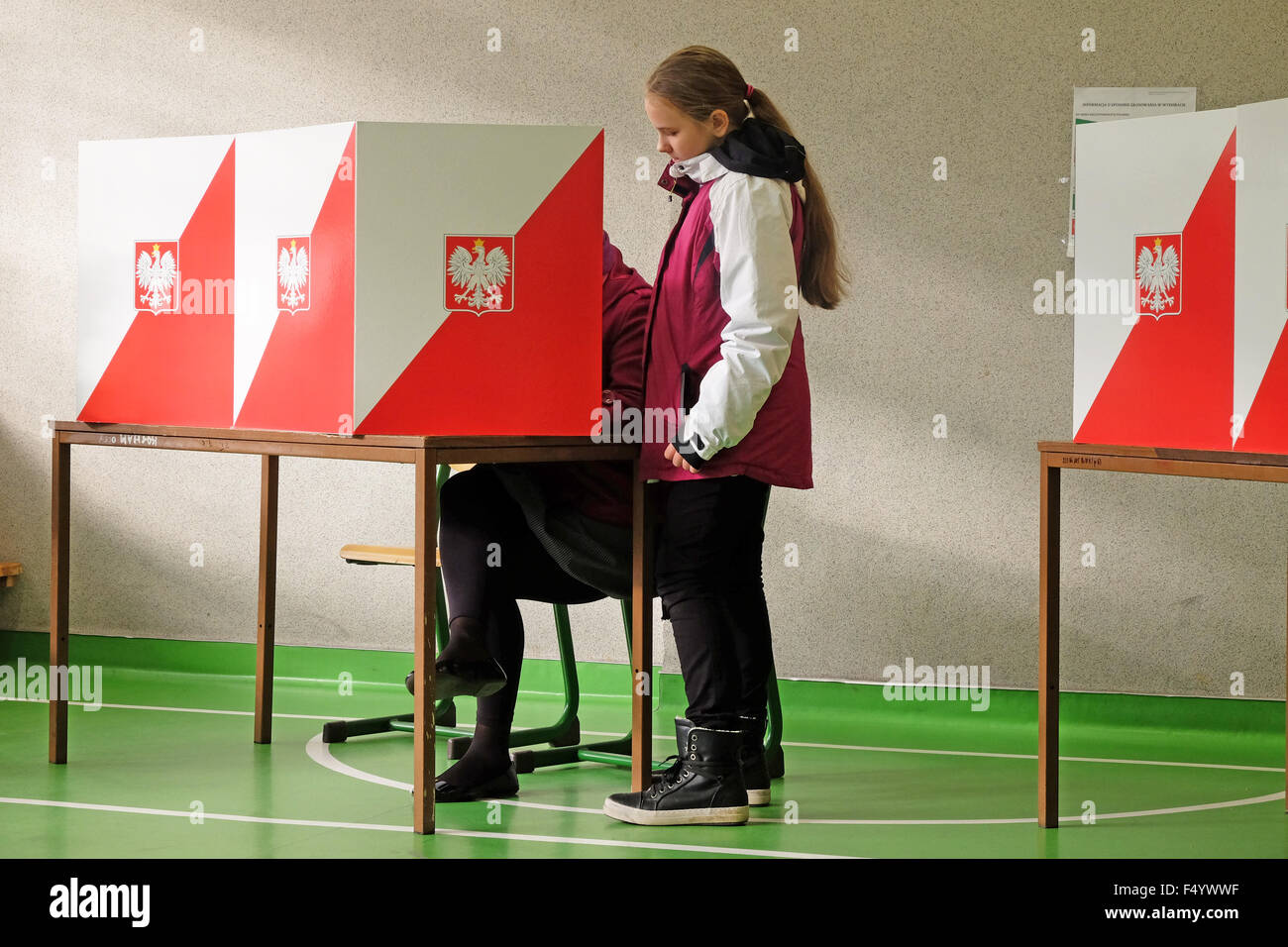 Warschau, Polen - Sonntag, 25. Oktober 2015 - Parlamentswahlen Parlamentswahlen - Wähler besuchen ein Wahl-Wahllokal in einer Schule in der Altstadt von Warschau. Stockfoto