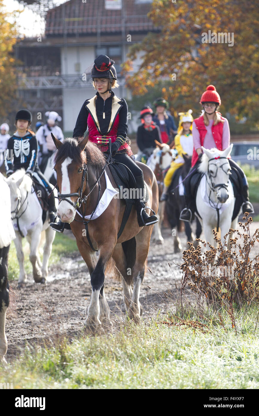 London, UK. 25. Oktober 2015. 40. Wimbledon Village Fancy Dress Reiten, Südwesten von London, England, UK 25. Oktober 2015 kommt der 40. jährlichen Faschings Pferdeparade durch Wimbledon Village. Die gesponserten Horse-Event mit lokalen Fahrer in Kostümen gekleidet wird organisiert, um Spenden zu sammeln, die in Richtung der Royal Marsden-Krebs-Kampagne geht. Bildnachweis: Jeff Gilbert/Alamy Live-Nachrichten Stockfoto