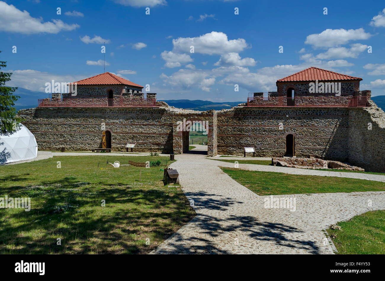 Zwei Turm mit großen Steinmauer in herrscht Mali Stadt oder Mali Stari Grad, Bulgarien Stockfoto