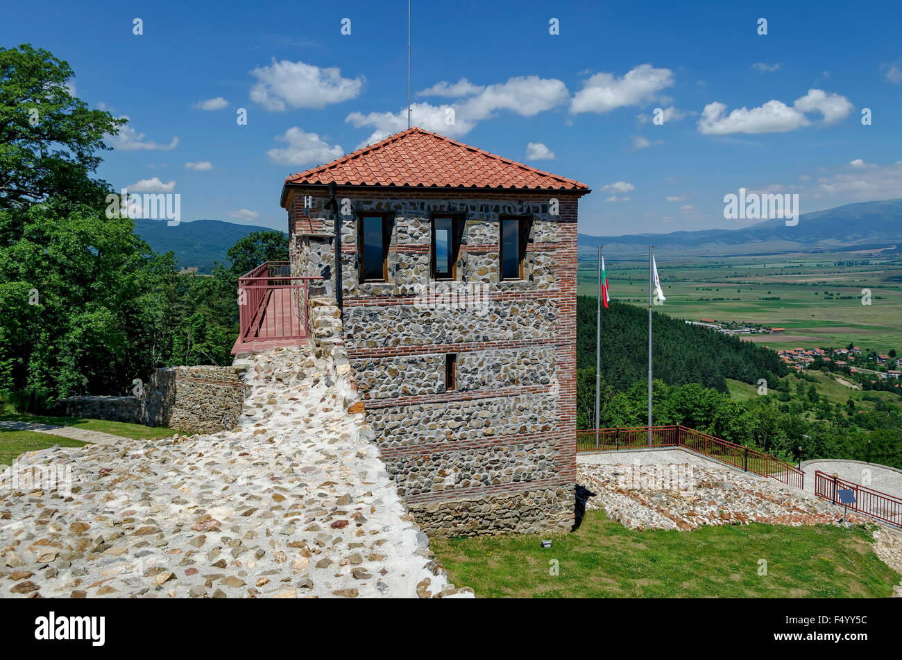 Ein Turm und großen Stein Wand in der Stadt herrscht Mali oder Mali Stari Grad, Bulgarien Stockfoto