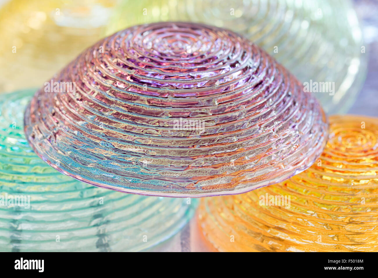 Detail der Schale aus farbigem Glas, invertiert Stockfoto