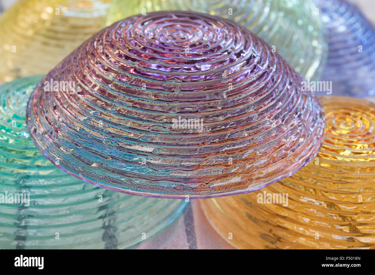 Detail der Schale aus farbigem Glas, invertiert Stockfoto