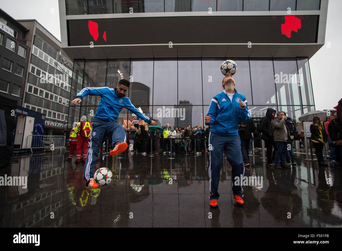 Dortmund, Deutschland. 25. Oktober 2015. Mehmetcan Orucu (l) und Nina Windmueller zeigen fußballerischen Fähigkeiten außerhalb der neu eröffneten Deutsches Fussballmuseum (deutsche Fußballmuseum) in Dortmund, Deutschland, 25. Oktober 2015. Foto: MAJA HITIJ/DPA/Alamy Live-Nachrichten Stockfoto