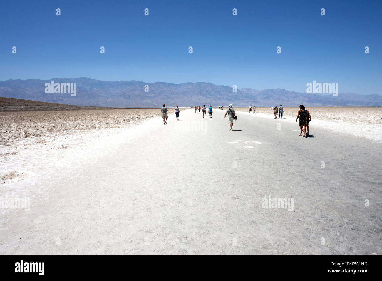 Passanten Badwater Basin Salzpfanne, tiefsten Punkt in Nordamerika links Panamint Range, schwarzen Berge, Death Valley Stockfoto